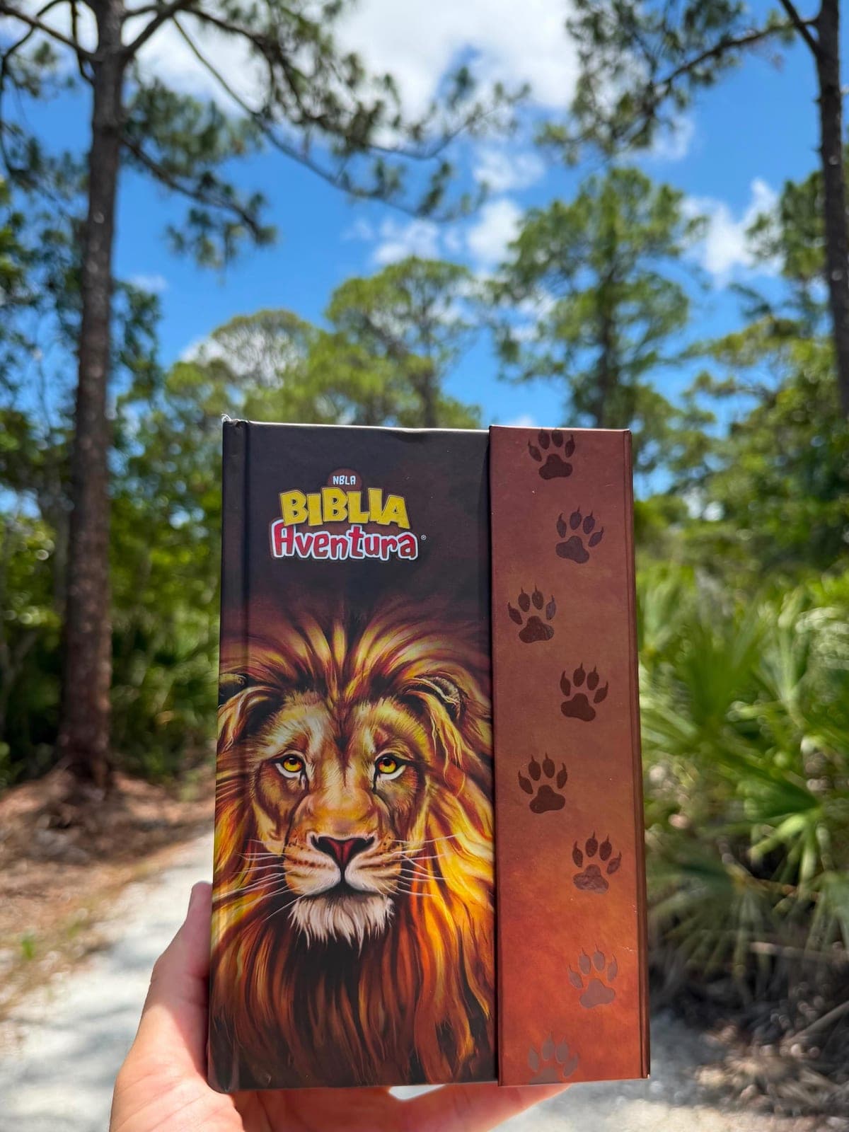 Biblia Aventura NBLA con un león ilustrado en la portada