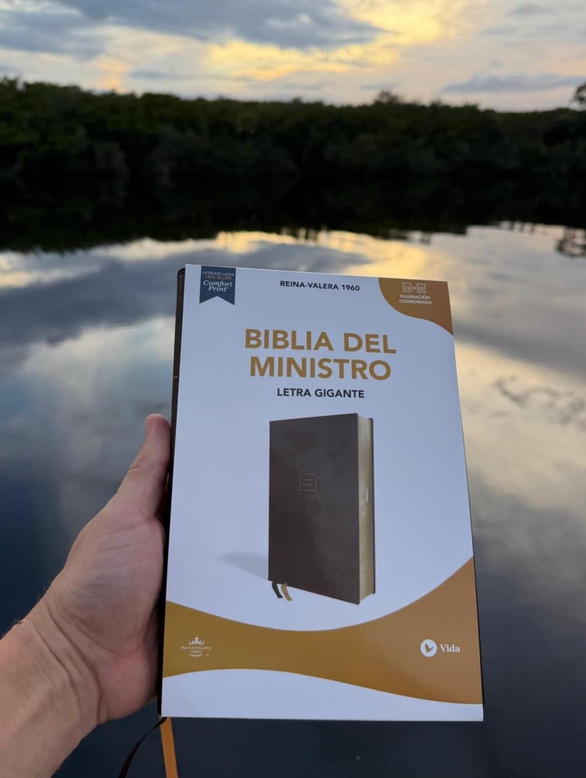 Caja de la Biblia del Ministro Letra Gigante frente a un lago al atardecer